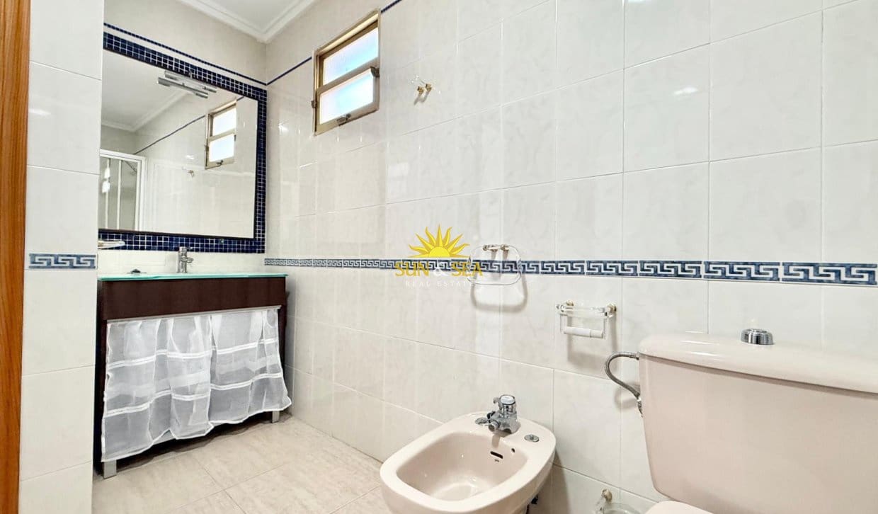 2 bedroom Penthouse for rent in Torrevieja - € 850 (Ref: 10093728)