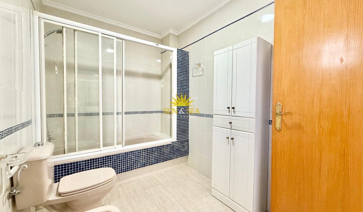 2 bedroom Penthouse for rent in Torrevieja - € 850 (Ref: 10093728)