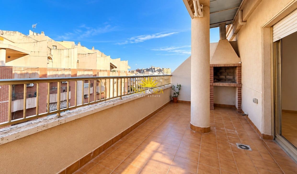 2 bedroom Penthouse for rent in Torrevieja - € 850 (Ref: 10093728)
