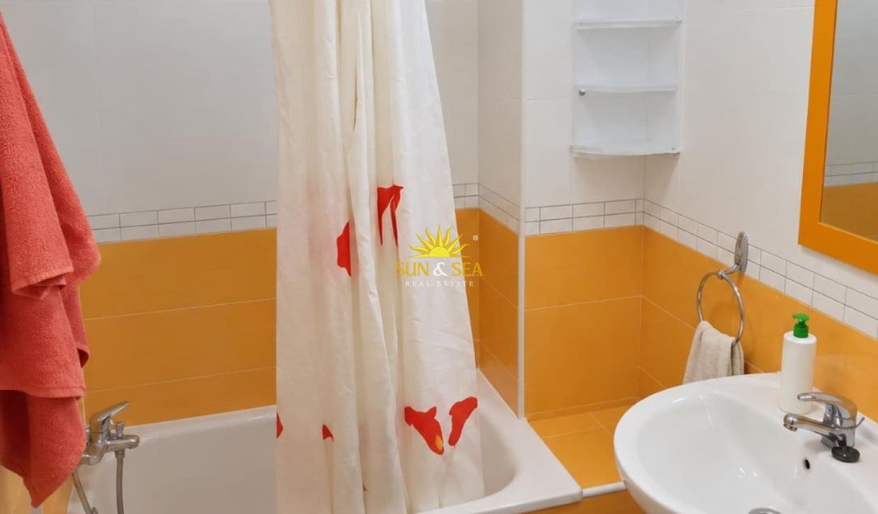 2 slaapkamer Appartement te huur in Torrevieja - € 800 (Ref: 10095521)