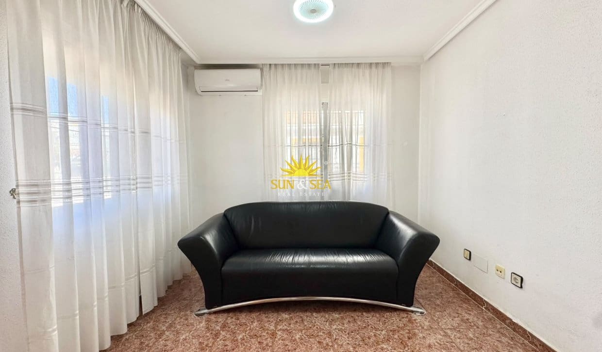 3 quarto Apartamento para arrendar em Torrevieja com piscina garagem - 1 000 € (Ref: 10098980)