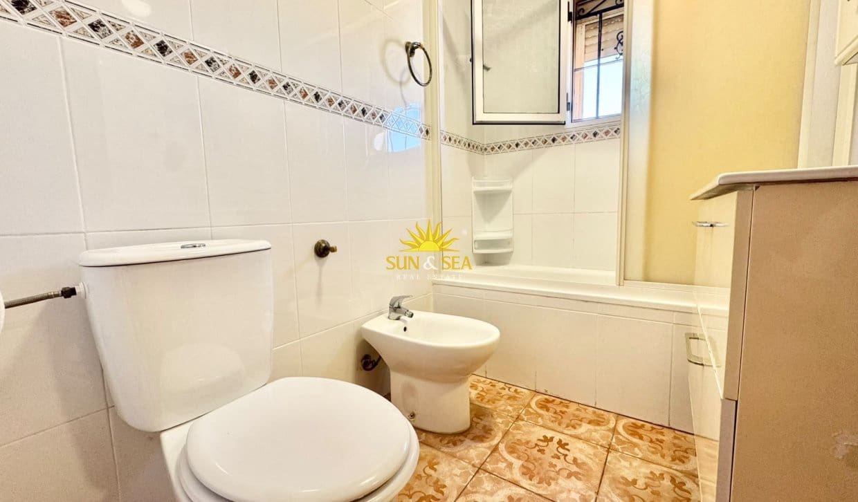 3 quarto Apartamento para arrendar em Torrevieja com piscina garagem - 1 000 € (Ref: 10098980)