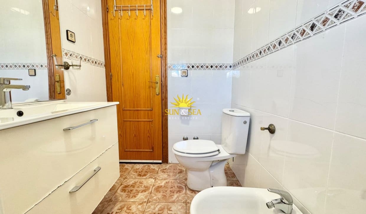 3 quarto Apartamento para arrendar em Torrevieja com piscina garagem - 1 000 € (Ref: 10098980)