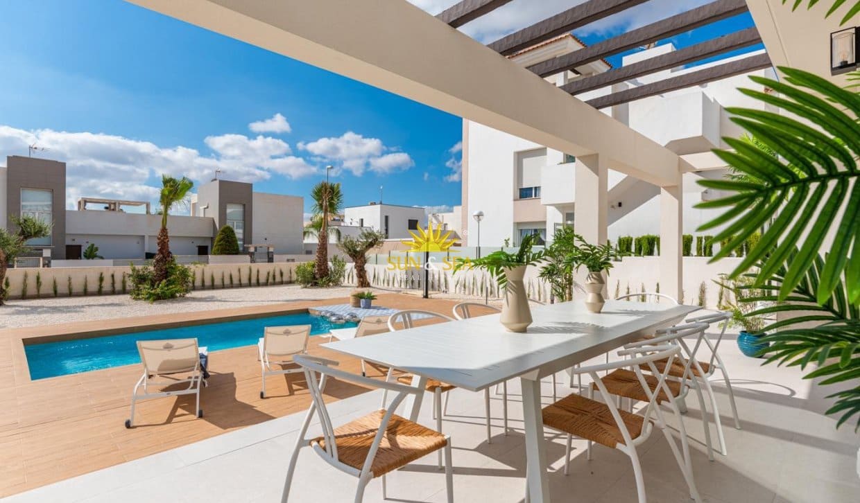 3 camera da letto Villa da affittare in Ciudad Quesada con piscina garage - 3.100 € (Rif: 10101188)