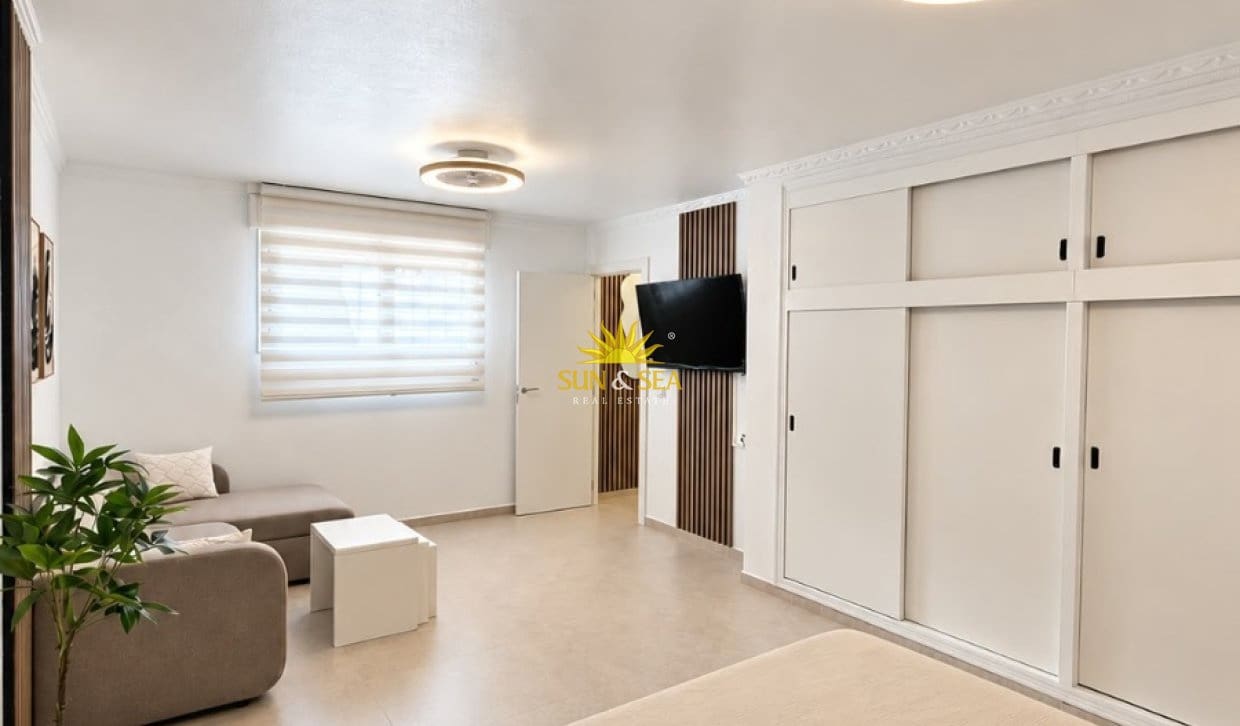 4 camera da letto Appartamento da affitare come casa vacanza in Torrevieja con piscina garage - 1.400 € (Rif: 10103549)