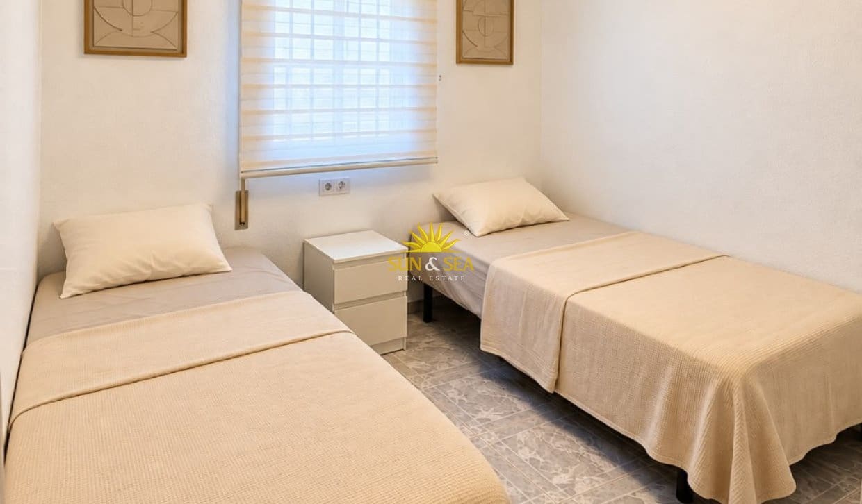 4 camera da letto Appartamento da affitare come casa vacanza in Torrevieja con piscina garage - 1.400 € (Rif: 10103549)