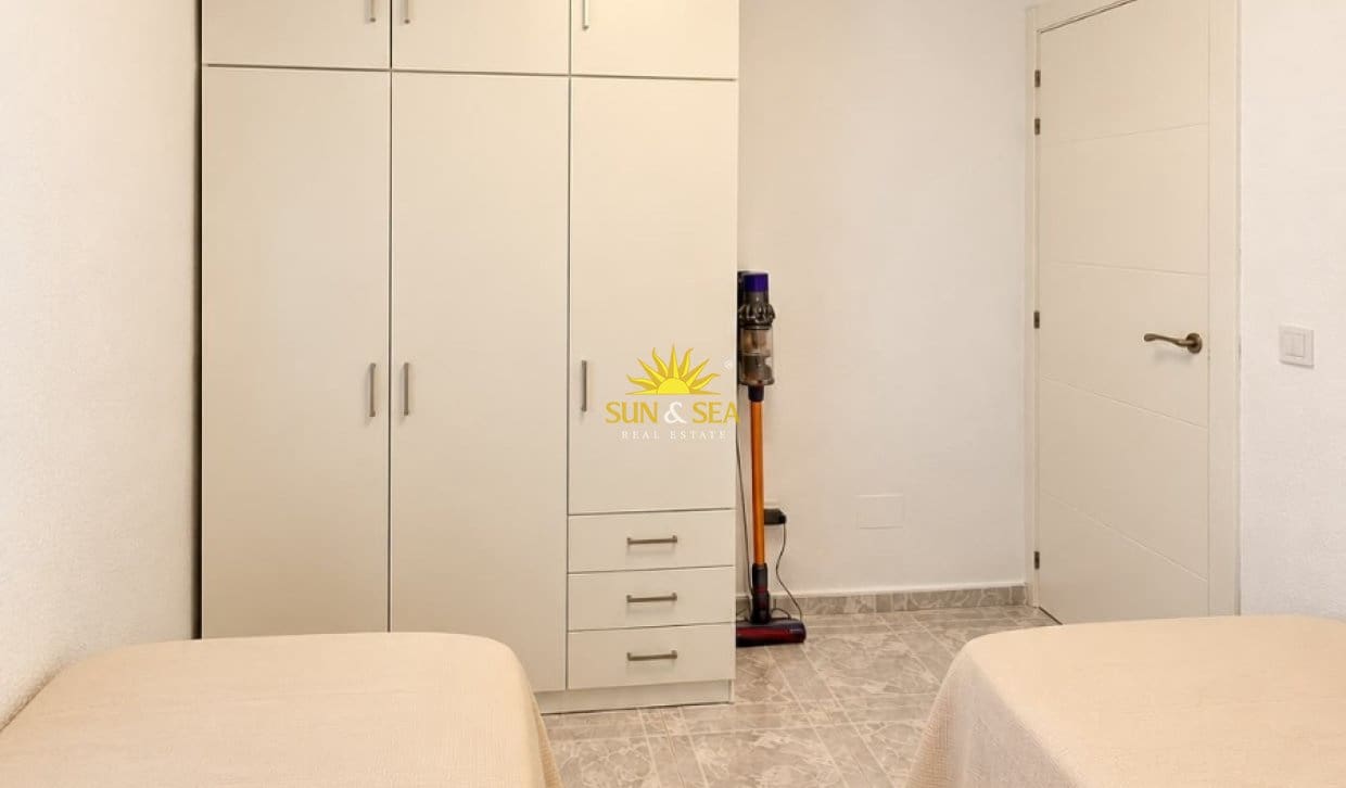 4 camera da letto Appartamento da affitare come casa vacanza in Torrevieja con piscina garage - 1.400 € (Rif: 10103549)