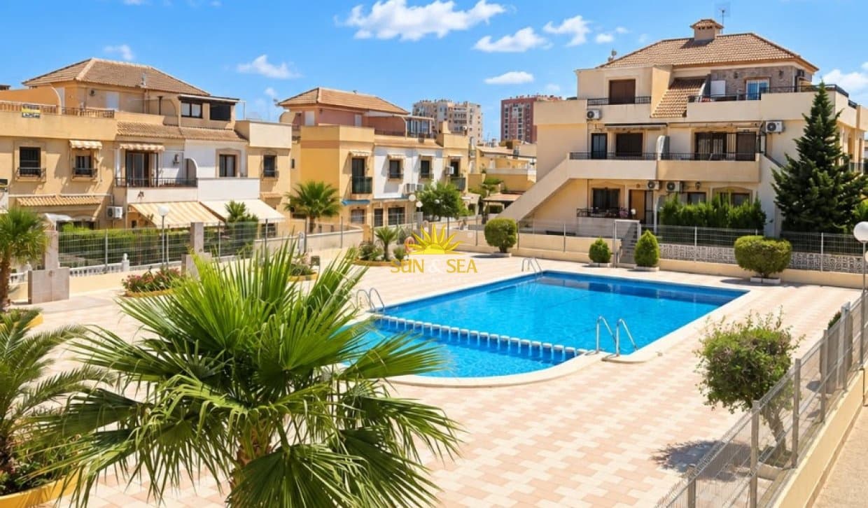 4 camera da letto Appartamento da affitare come casa vacanza in Torrevieja con piscina garage - 1.400 € (Rif: 10103549)