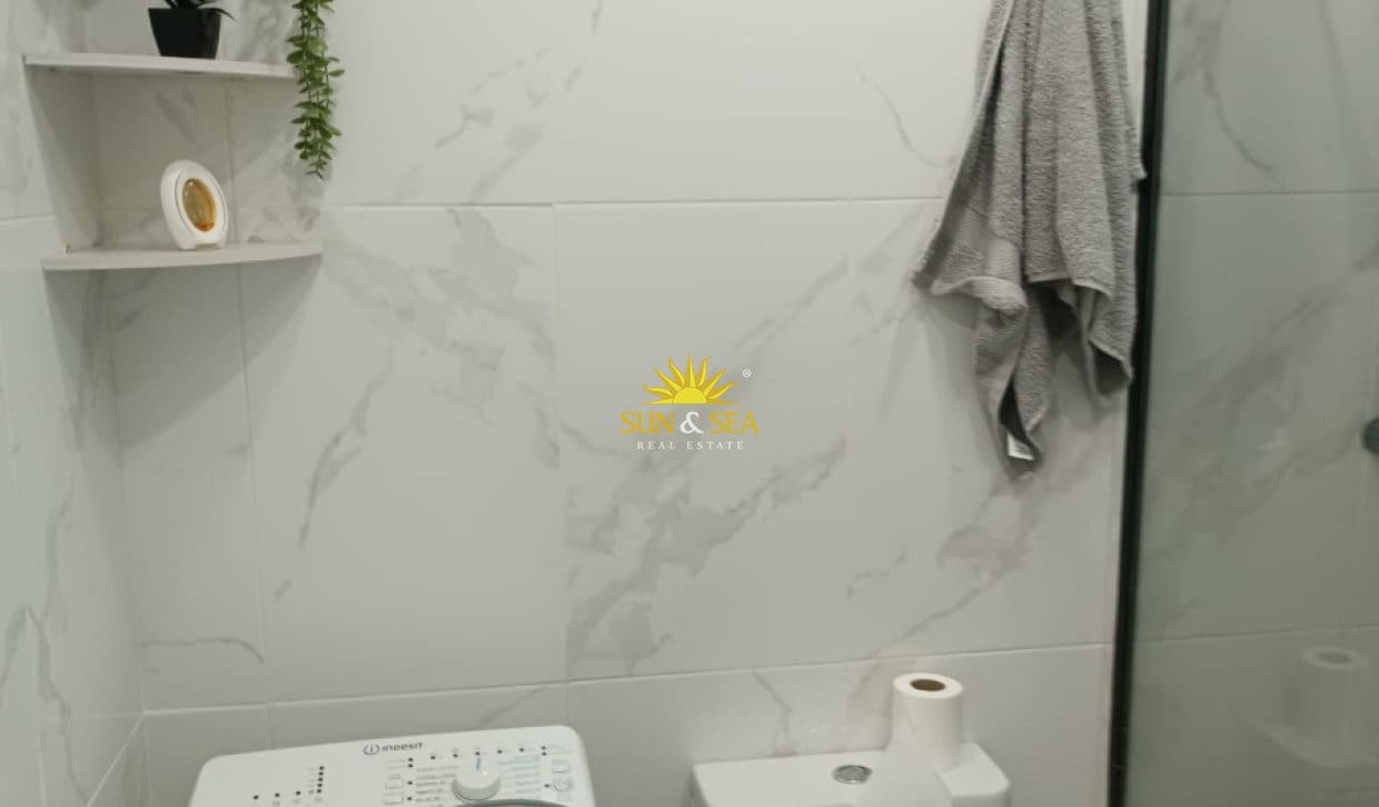 2 soveværelse Lejlighed til leje i Torrevieja med swimmingpool - € 800 (Ref: 10104314)