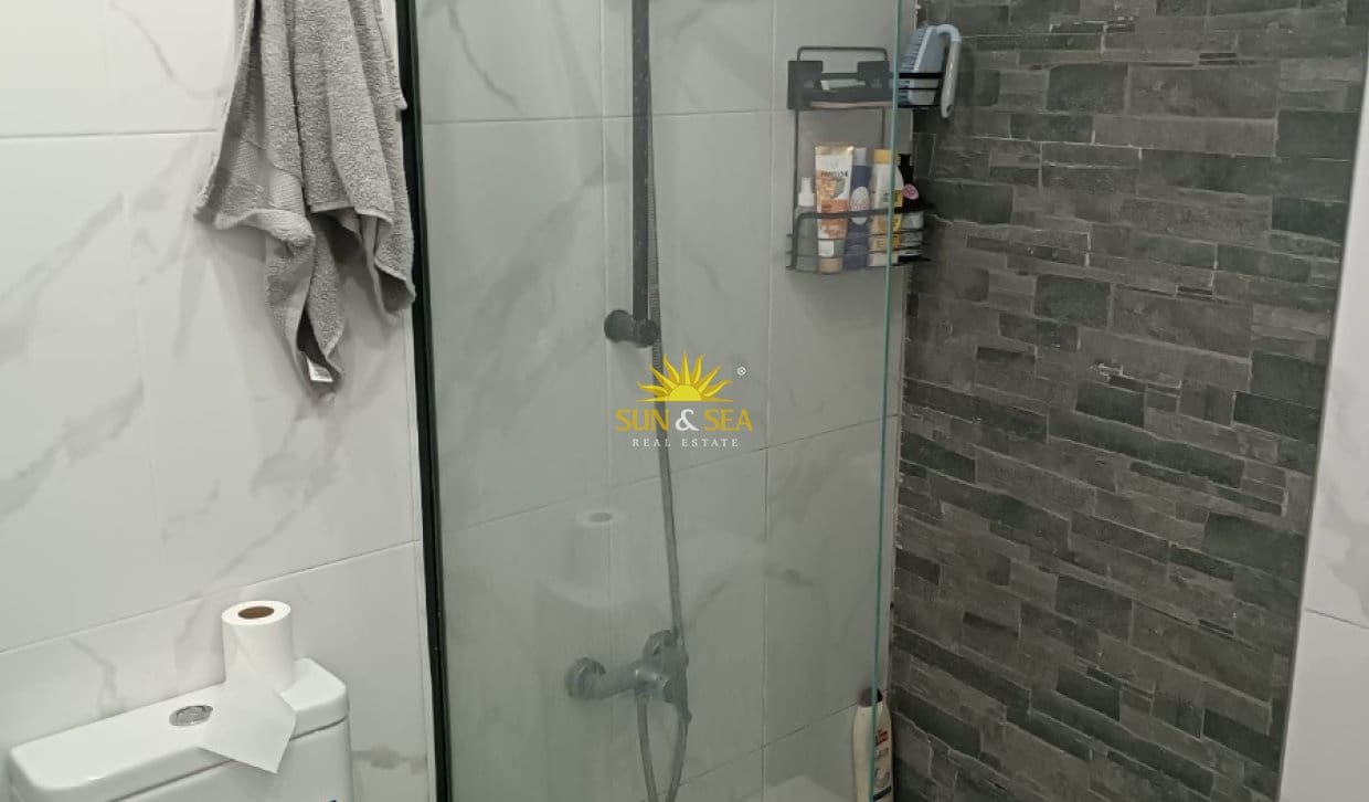 2 soveværelse Lejlighed til leje i Torrevieja med swimmingpool - € 800 (Ref: 10104314)