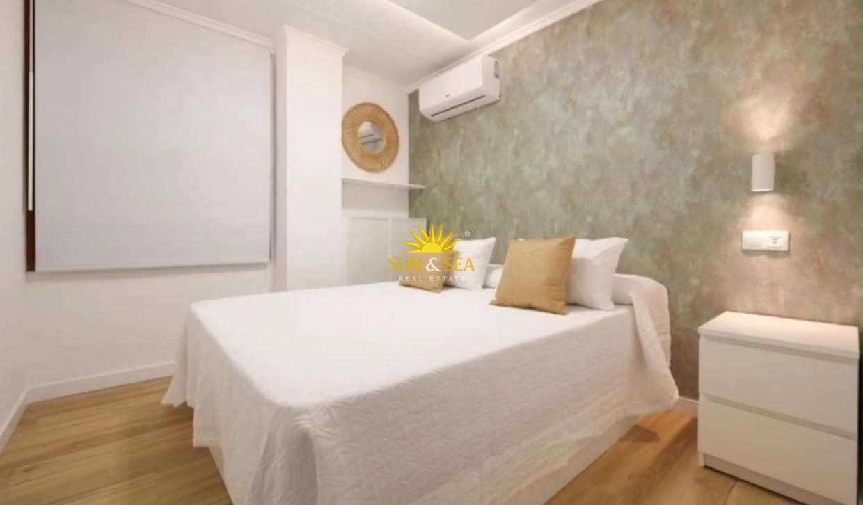 Apartamento de 3 habitaciones en Torrevieja en alquiler vacacional con piscina - 1.000 € (Ref: 10106471)