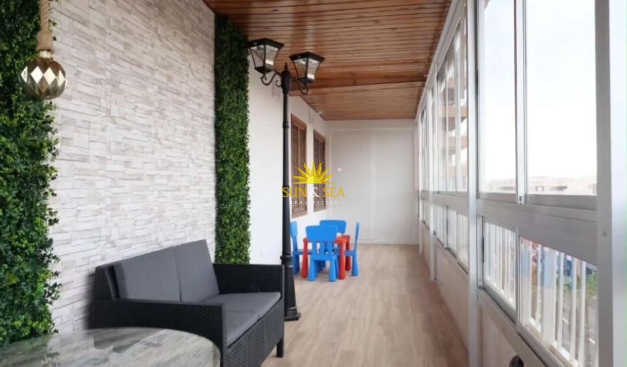 Apartamento de 3 habitaciones en Torrevieja en alquiler vacacional con piscina - 1.000 € (Ref: 10106471)