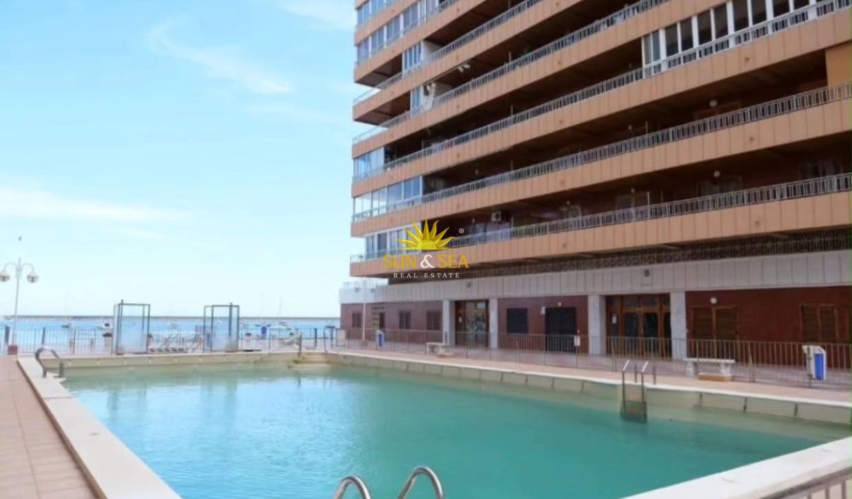 Apartamento de 3 habitaciones en Torrevieja en alquiler vacacional con piscina - 1.000 € (Ref: 10106471)