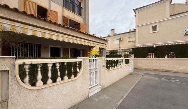 3 bedroom Villa for sale in Playa Tamarit - Playa Lissa, Santa Pola with garage - € 375,000 (Ref: 10113302)