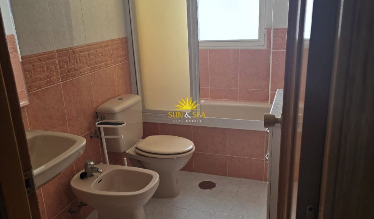 3 soverom Leilighet til leie i Benidorm med svømmebasseng garasje - € 1 600 (Ref: 10113303)