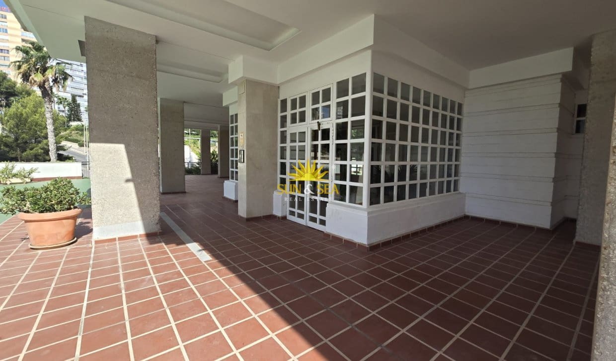 3 soverom Leilighet til leie i Benidorm med svømmebasseng garasje - € 1 600 (Ref: 10113303)