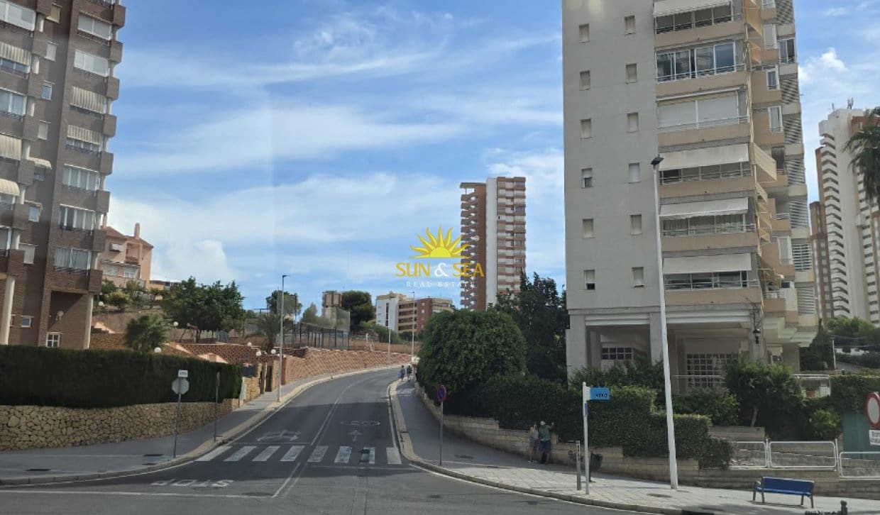 3 soverom Leilighet til leie i Benidorm med svømmebasseng garasje - € 1 600 (Ref: 10113303)