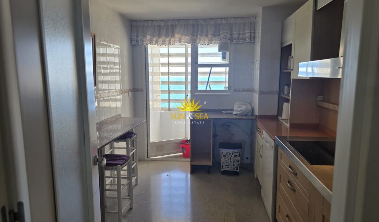 3 soverom Leilighet til leie i Benidorm med svømmebasseng garasje - € 1 600 (Ref: 10113303)