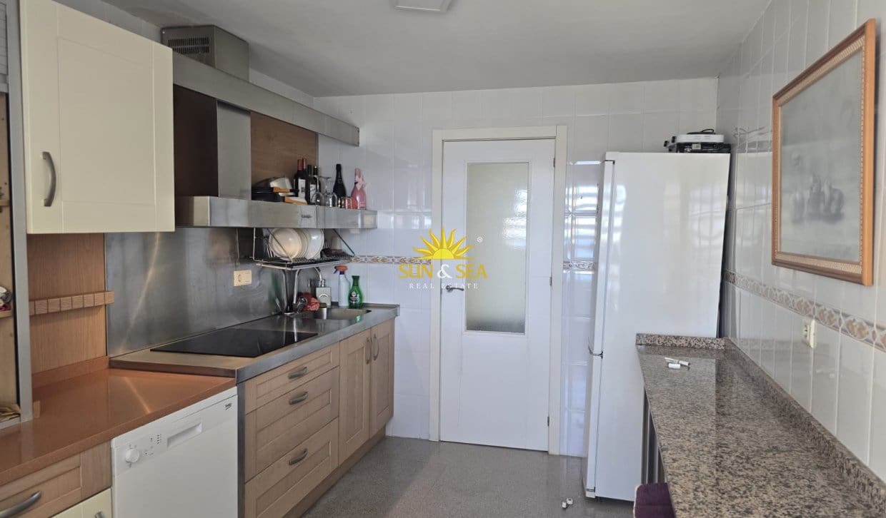 3 soverom Leilighet til leie i Benidorm med svømmebasseng garasje - € 1 600 (Ref: 10113303)