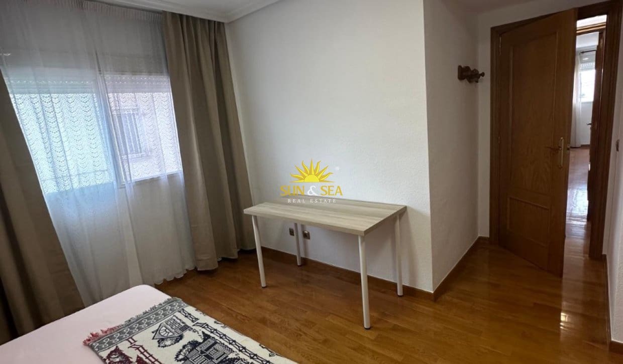 3 quarto Penthouse para arrendar em Alicante cidade com garagem - 1 700 € (Ref: 10113576)