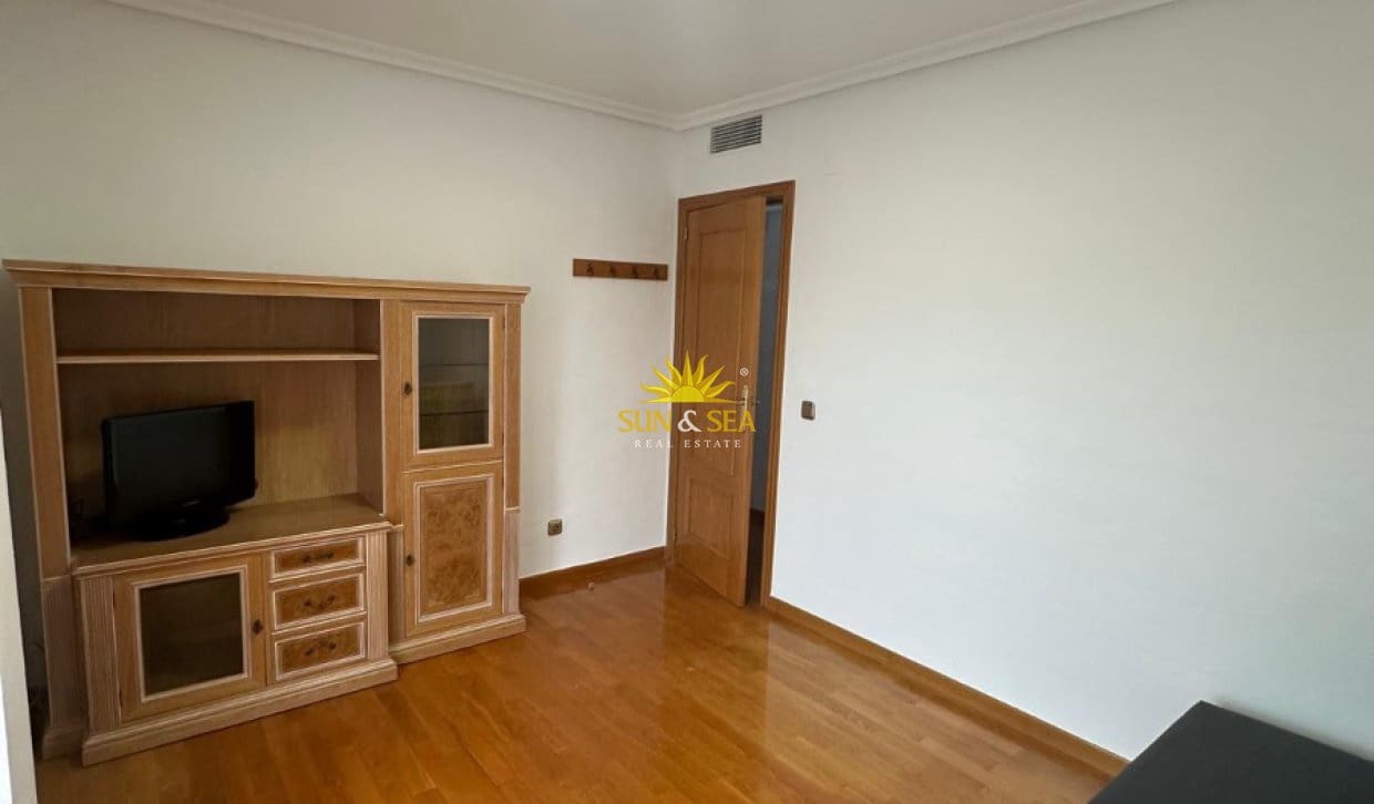 3 quarto Penthouse para arrendar em Alicante cidade com garagem - 1 700 € (Ref: 10113576)