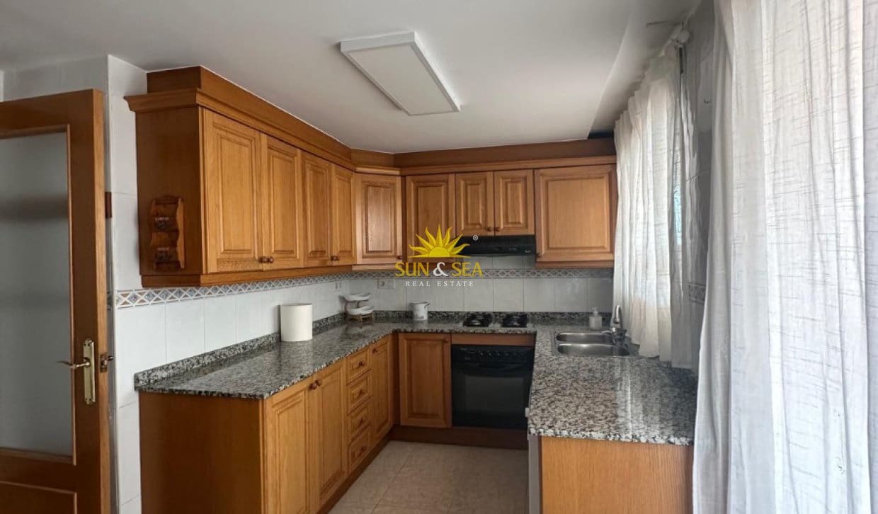 3 quarto Penthouse para arrendar em Alicante cidade com garagem - 1 700 € (Ref: 10113576)