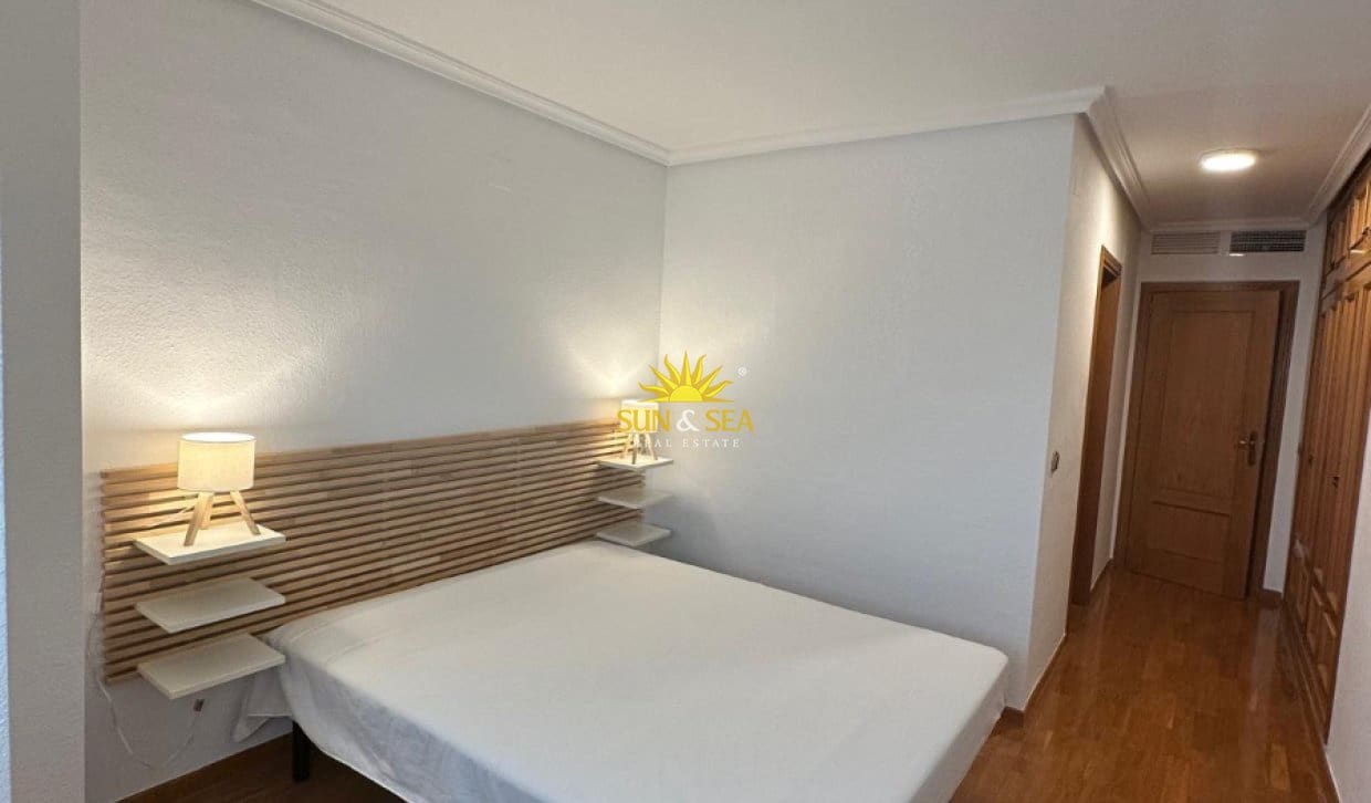 3 quarto Penthouse para arrendar em Alicante cidade com garagem - 1 700 € (Ref: 10113576)
