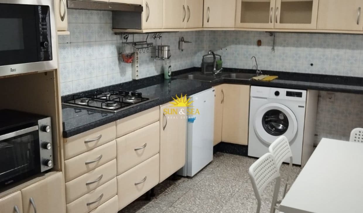 4 bedroom Apartment for rent in Alicante / Alacant city - € 1,240 (Ref: 10120553)