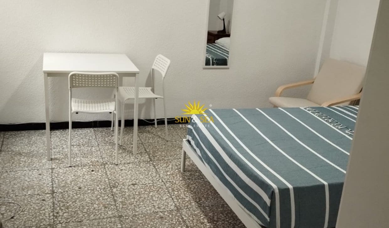 4 bedroom Apartment for rent in Alicante / Alacant city - € 1,240 (Ref: 10120553)