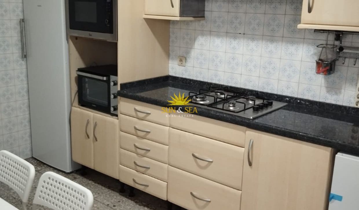4 bedroom Apartment for rent in Alicante / Alacant city - € 1,240 (Ref: 10120553)