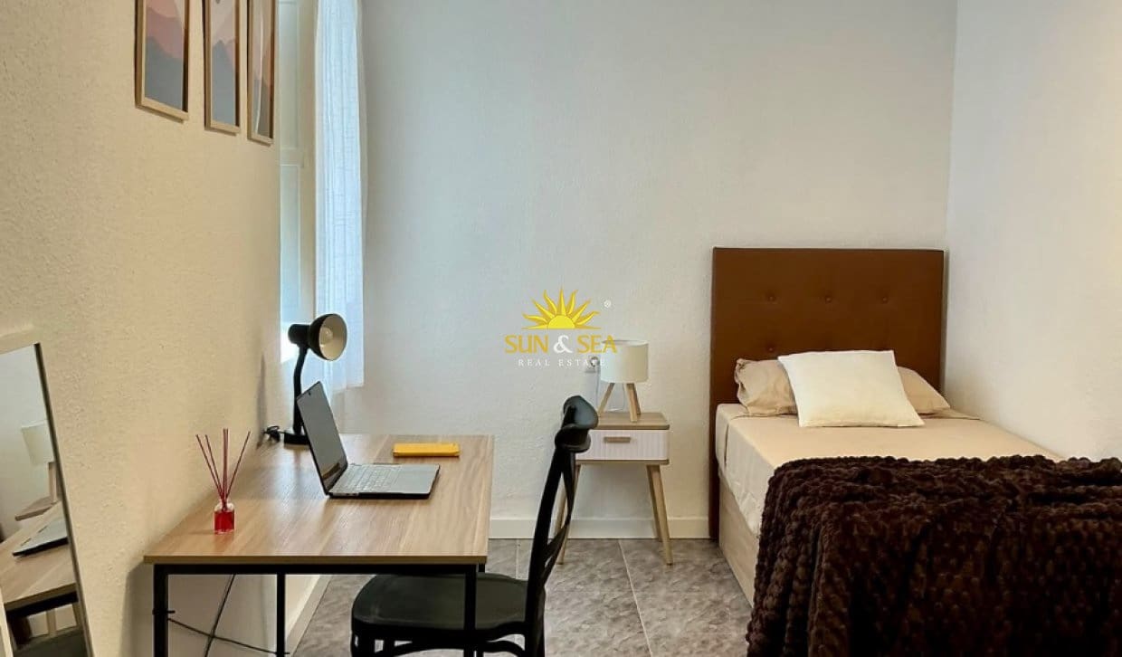 5 bedroom Apartment for rent in Alicante / Alacant city - € 1,900 (Ref: 10120554)
