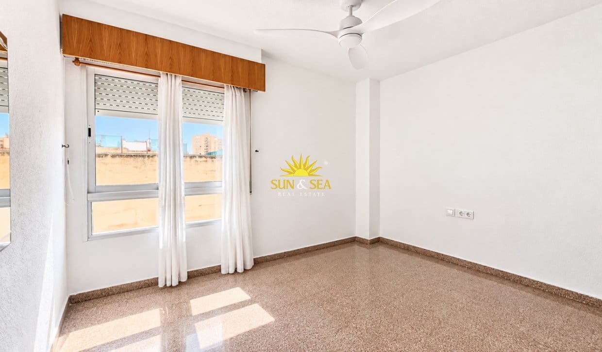 Appartement de 3 chambres à louer à Alicante ville - 1 600 € (Ref: 10125149)