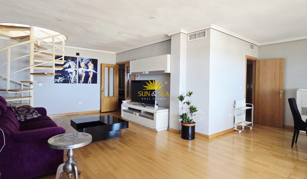 Penthouse de 3 chambres à louer à Alicante ville avec piscine garage - 1 800 € (Ref: 10127314)