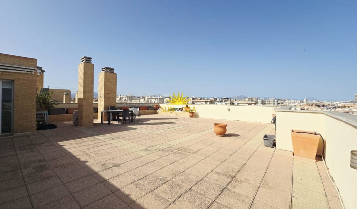 Penthouse de 3 chambres à louer à Alicante ville avec piscine garage - 1 800 € (Ref: 10127314)