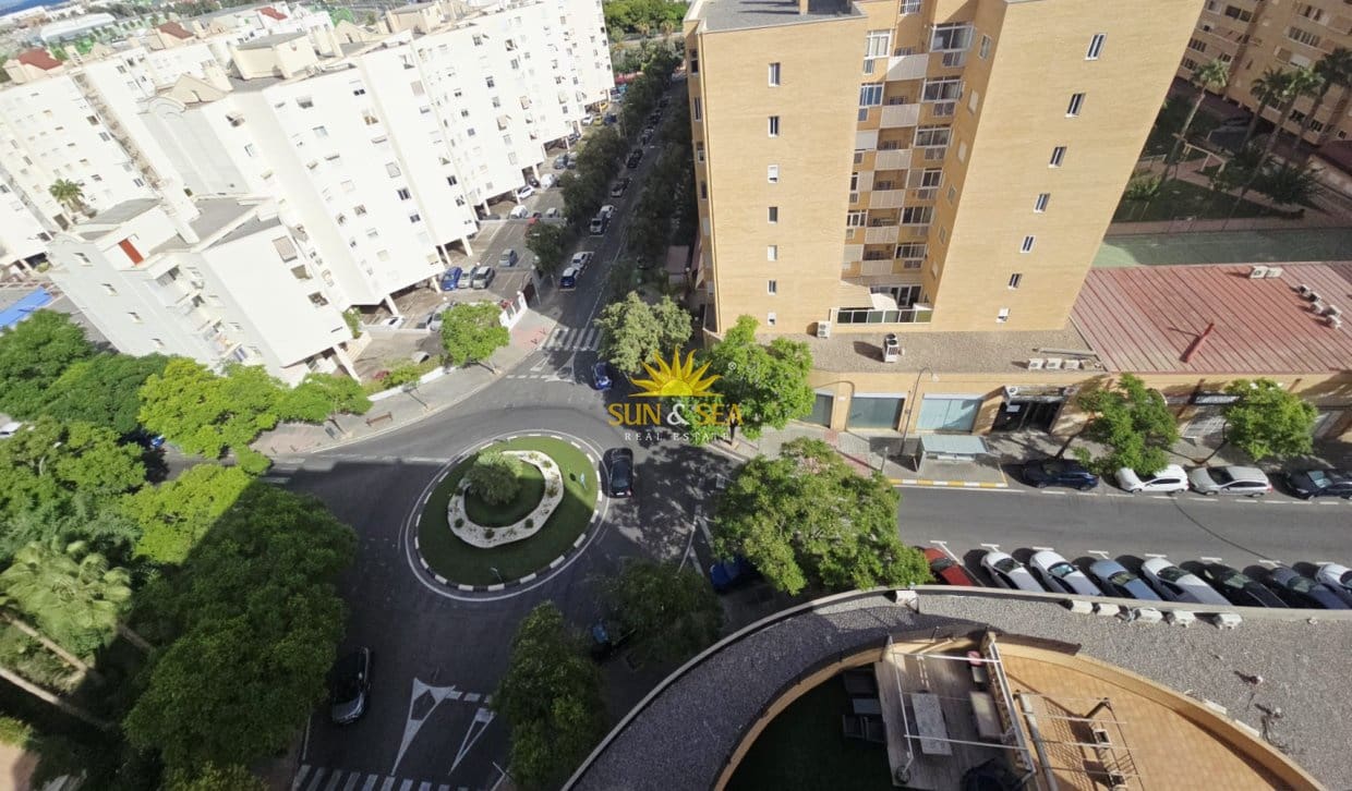 Penthouse de 3 chambres à louer à Alicante ville avec piscine garage - 1 800 € (Ref: 10127314)