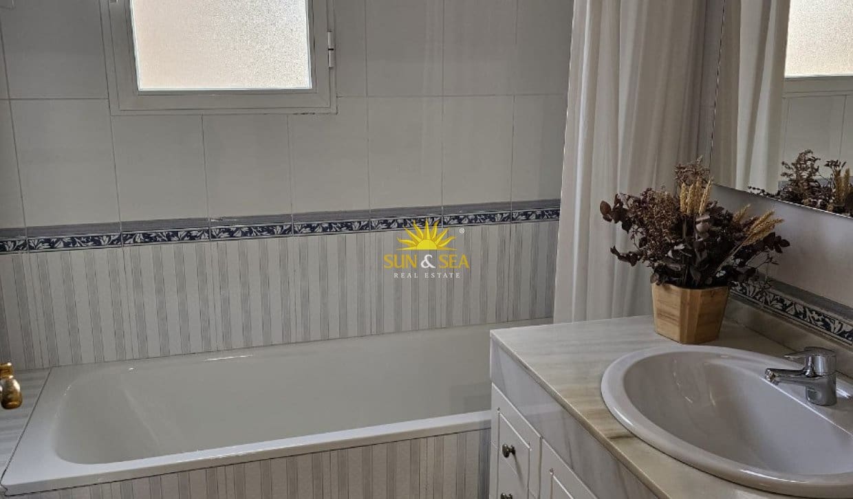 3 bedroom Apartment for rent in Alicante / Alacant city with pool garage - € 1,300 (Ref: 10130638)