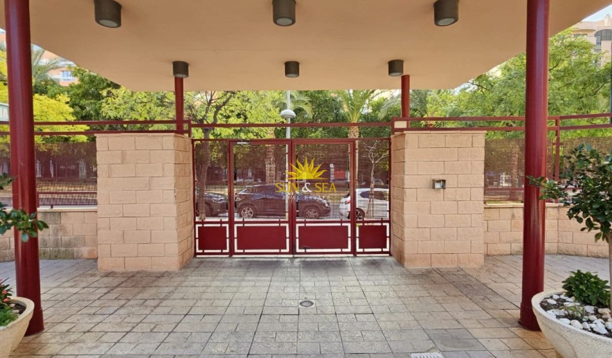 3 bedroom Apartment for rent in Alicante / Alacant city with pool garage - € 1,300 (Ref: 10130638)