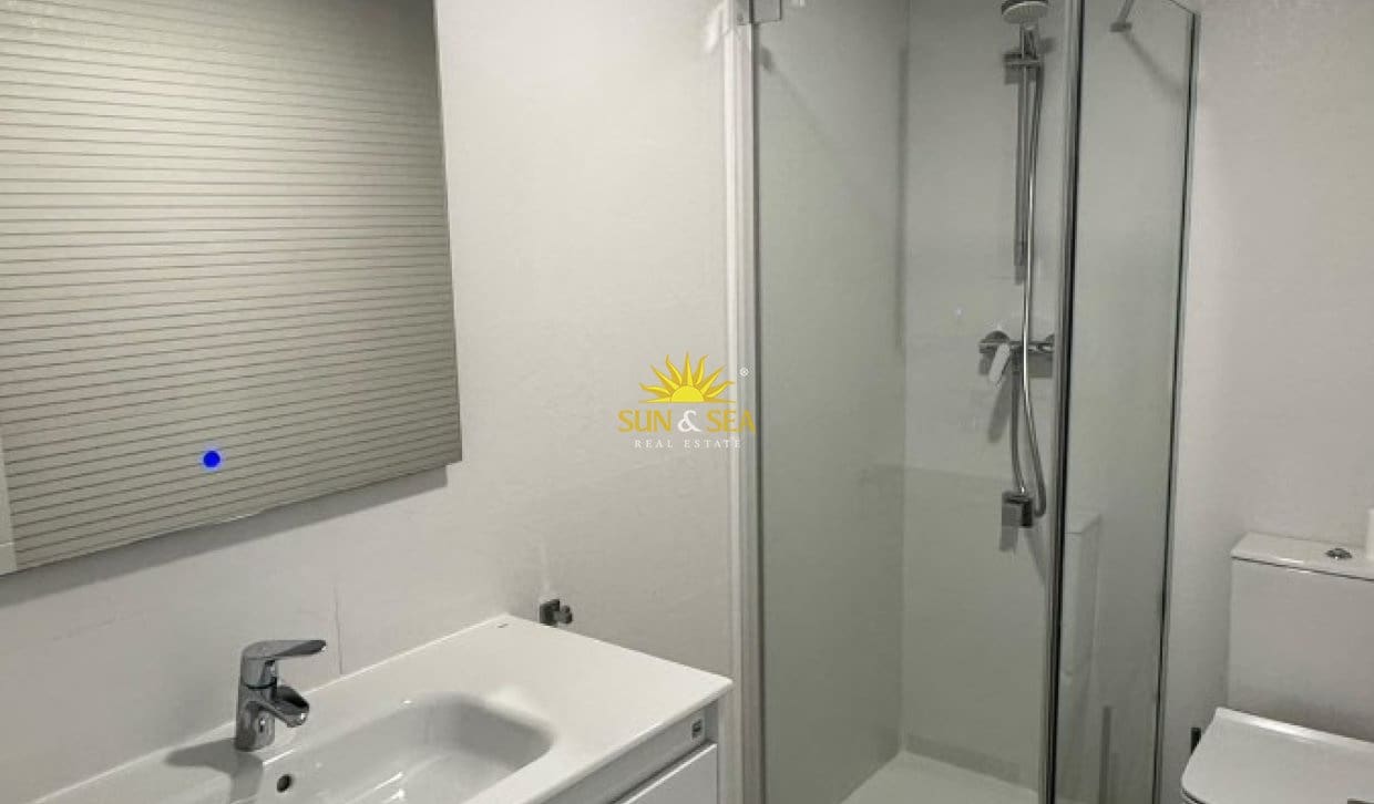 Apartamento de 2 habitaciones en Alicante / Alacant ciudad en alquiler con piscina garaje - 2.200 € (Ref: 10130840)