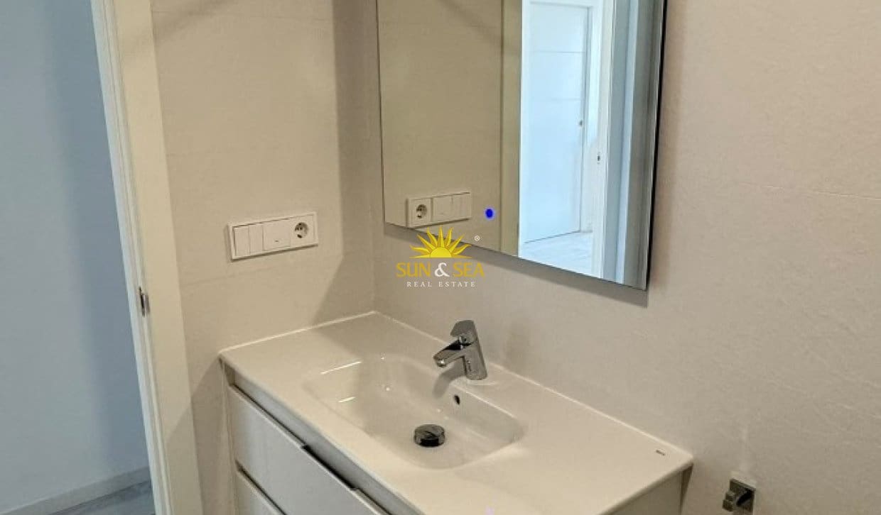 Apartamento de 2 habitaciones en Alicante / Alacant ciudad en alquiler con piscina garaje - 2.200 € (Ref: 10130840)
