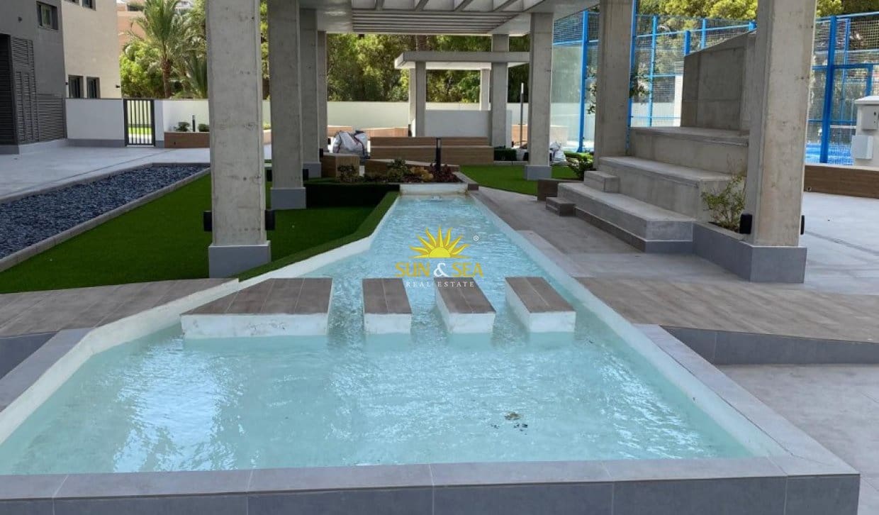 Apartamento de 2 habitaciones en Alicante / Alacant ciudad en alquiler con piscina garaje - 2.200 € (Ref: 10130840)