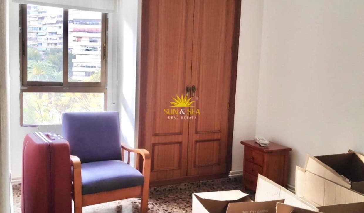 3 slaapkamer Appartement te huur in Alicante stad met zwembad garage - € 1.850 (Ref: 10135232)