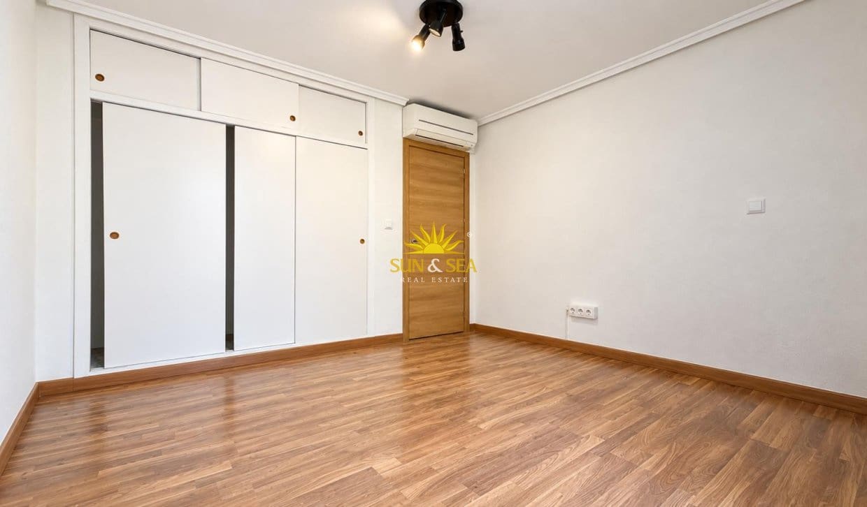 2 sovrum Lägenhet att hyra i Torrevieja - 950 € (Ref: 10135233)