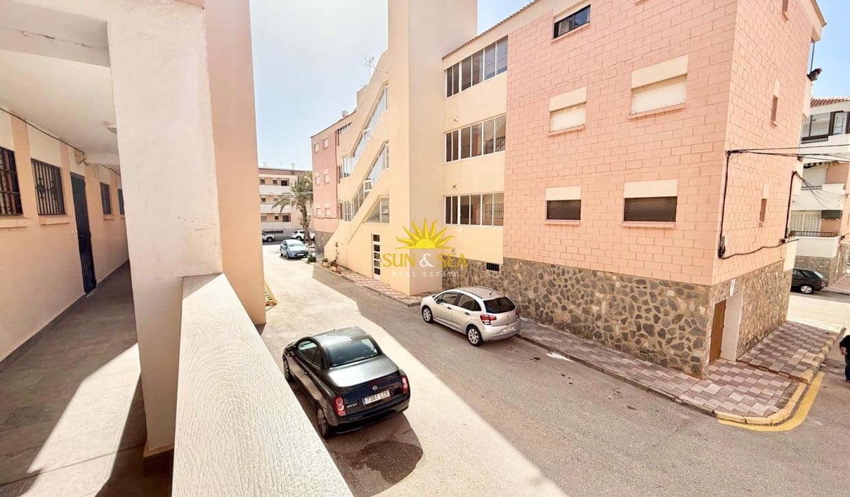 1 sypialnia Apartament na sprzedaż w Pilar de la Horadada z basenem garażem - 150 000 € (Ref: 10136433)