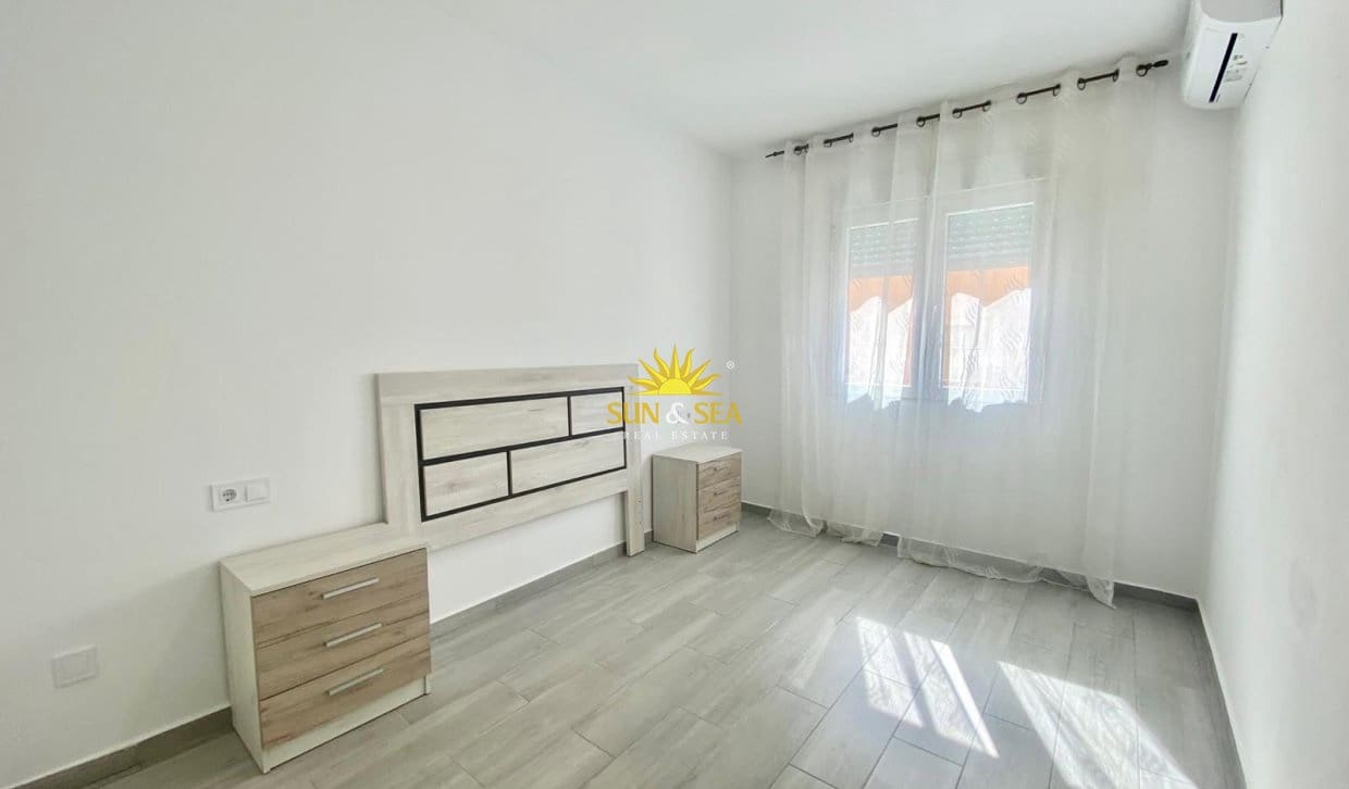 2 sovrum Lägenhet att hyra i Torrevieja med pool - 850 € (Ref: 10136435)
