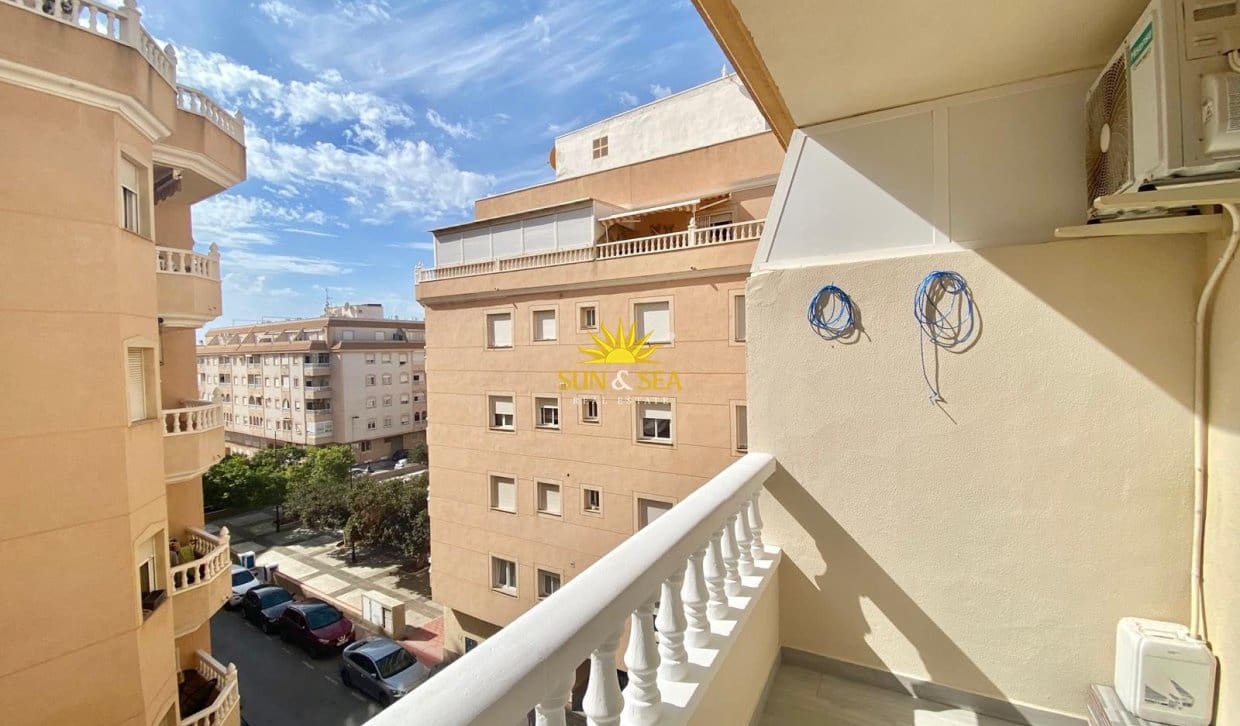 2 sovrum Lägenhet att hyra i Torrevieja med pool - 850 € (Ref: 10136435)