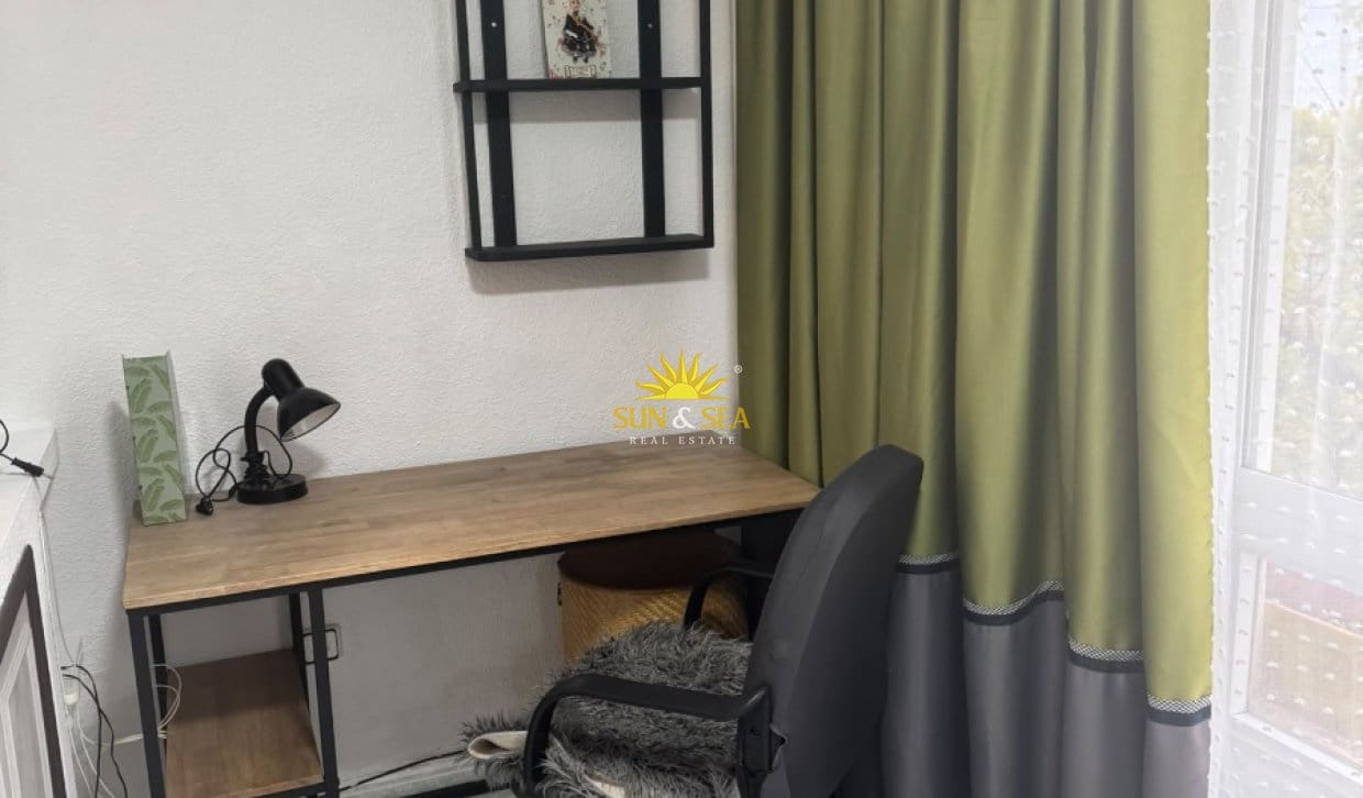 3 soveværelse Lejlighed til leje i Alicante by med swimmingpool garage - € 1.100 (Ref: 10136552)