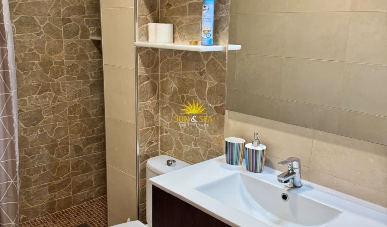 3 soveværelse Lejlighed til leje i Alicante by med swimmingpool garage - € 1.100 (Ref: 10136552)