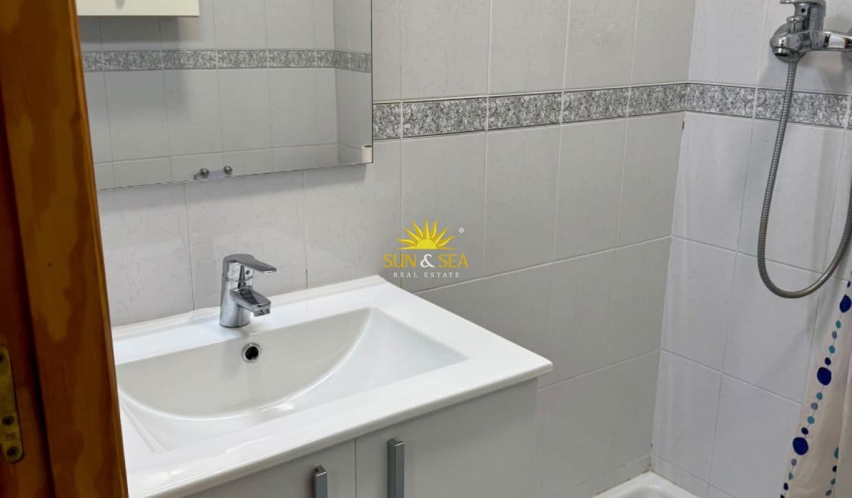 3 soveværelse Lejlighed til leje i Alicante by med swimmingpool garage - € 1.100 (Ref: 10136552)
