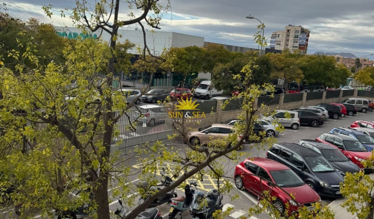 3 soveværelse Lejlighed til leje i Alicante by med swimmingpool garage - € 1.100 (Ref: 10136552)