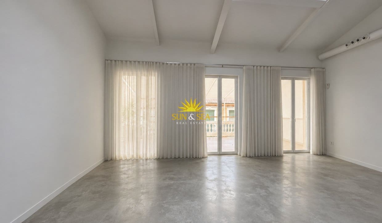 Penthouse de 2 chambres à louer à Alicante ville - 2 000 € (Ref: 10136554)
